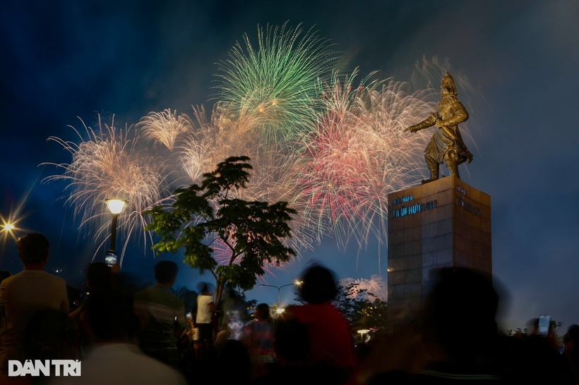 Chương trình bắn pháo hoa nghệ thuật kéo dài 15 phút, từ 21h đến 21h15 tối cùng ngày.