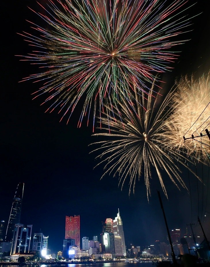 Đây là đêm bắn pháo hoa thứ 4 trong chuỗi hoạt động chào mừng 50 năm Ngày Thống nhất đất nước tại TPHCM. Trước đó là các ngày 19, 26 và 27/4.