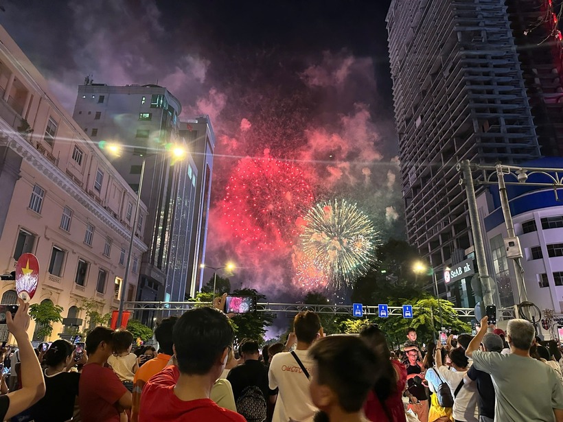 Khi pháo hoa tung bay trên bầu trời, người dân reo hò phấn khởi, nhiều người tranh thủ dùng điện thoại lưu lại những khoảnh khắc ý nghĩa.
