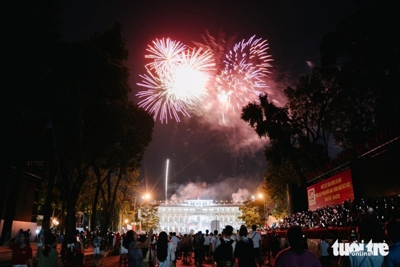 Theo báo Công lý, sau Lễ kỷ niệm và diễu binh, diễu hành chào mừng 50 năm Ngày Giải phóng miền Nam, thống nhất đất nước (30/4/1975 - 30/4/2025) vào buổi sáng, tối cùng ngày, TP.HCM đồng loạt bắn pháo hoa nghệ thuật tại 30 điểm trên địa bàn.