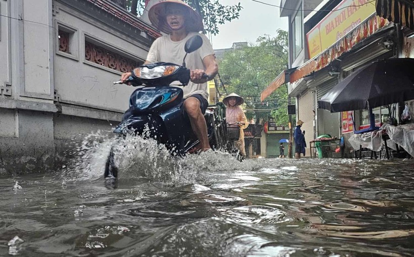 Mưa lớn gây ngập úng nhiều khu vực trên địa bàn thành phố Hà Nội. Ảnh: Lao động