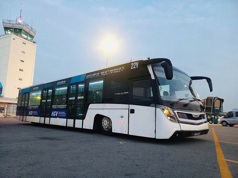 Xe buýt miễn phí bố trí ở Tân Sơn Nhất, ngày 1/5. (Ảnh: VnExpress)