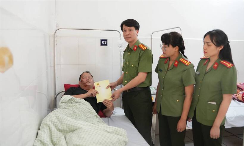 Lãnh đạo Công an tỉnh Cao Bằng thăm hỏi, động viên Thiếu tá Hoàng Văn Huấn