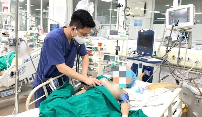 Bệnh nhi đang được tiếp tục được theo dõi sát sao. Ảnh: Pháp Luật TP.HCM