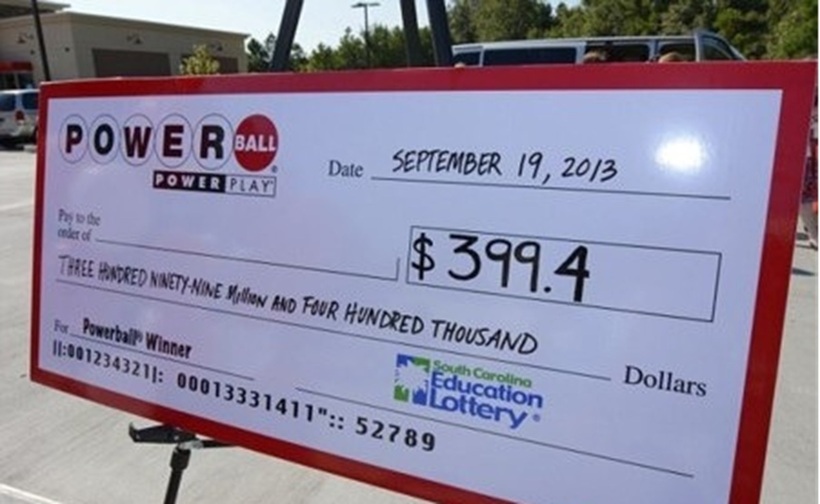 Người đàn ông mua bánh mì cho vợ, tiện tay sắm thêm tờ vé số, không ngờ vận may ập đến, trúng giải độc đắc trị giá 8.000 tỷ đồng.