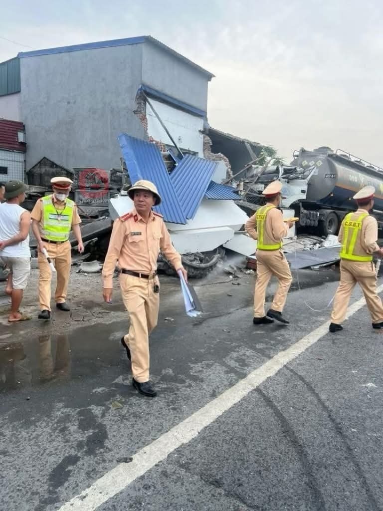 Tại hiện trường, xe téc chở xăng dầu đã đâm sập một phần nhà của người dân. (Ảnh: Dân Việt)