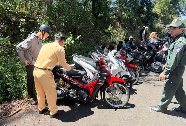 Lực lượng CSGT thống kê phương tiện bị tạm giữ. Ảnh: Lao động