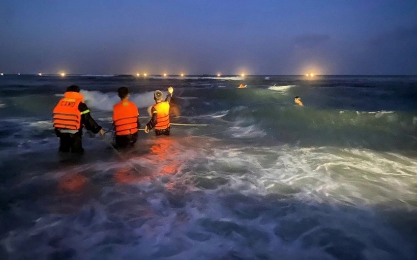 Lực lượng chức năng nỗ lực tìm kiếm 4 học sinh bị sóng cuốn mất tích. Ảnh: Tuổi Trẻ Online