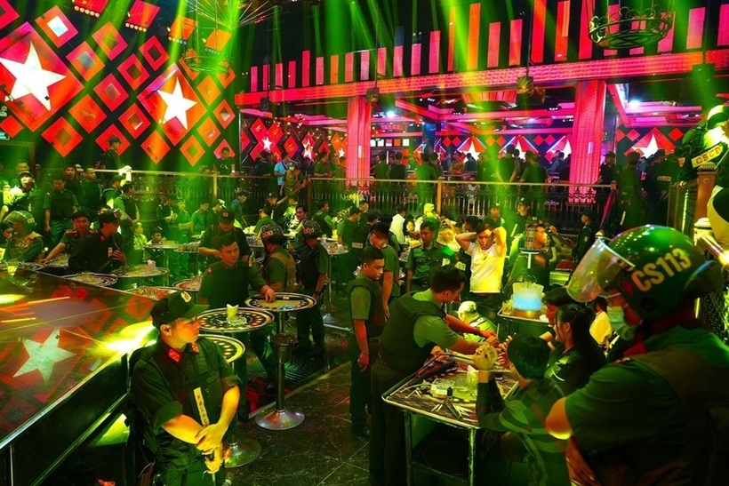 Quán bar Paris Night Club tại thời điểm Công an tỉnh Bình Thuận kiểm tra (Ảnh: Công an Bình Thuận).