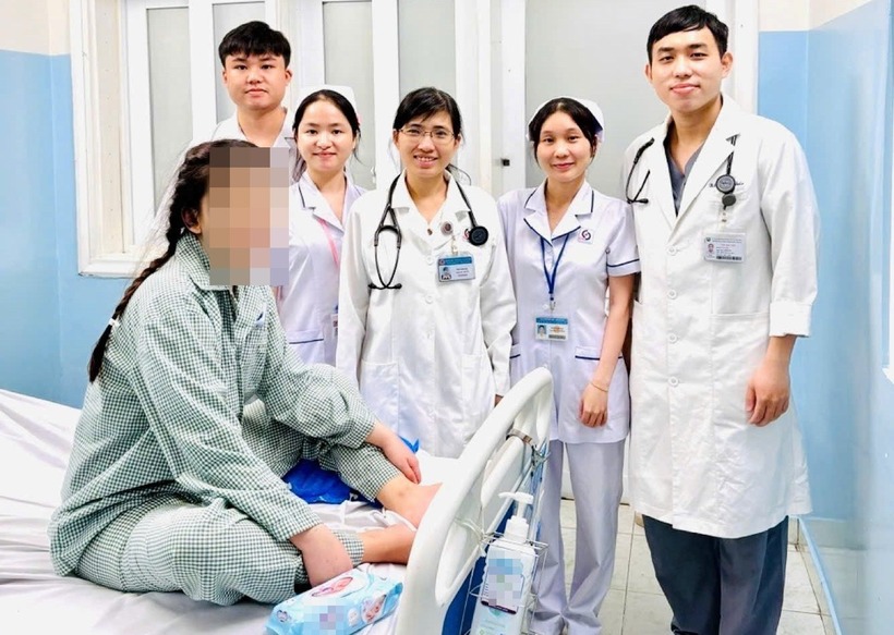 Bệnh nhân hồi phục sau 8 ngày điều trị tại Bệnh viện Nhân dân Gia Định. Ảnh: Tạp chí Tri Thức.