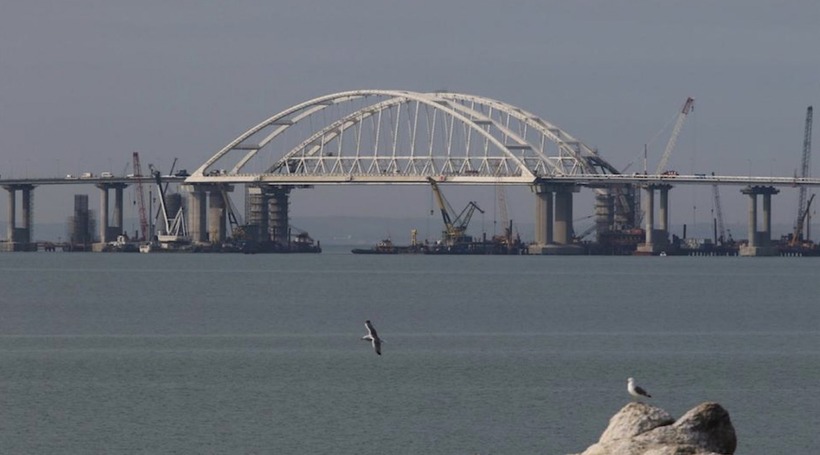 Giao thông trên cầu Kerch bị phong tỏa trong khoảng 2,5 giờ. Ảnh minh họa: TASS