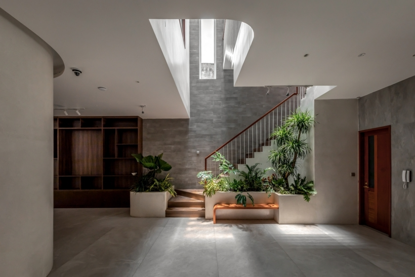 Giếng trời đóng vai trò đưa ánh sáng tự nhiên và luồng không khí từ bên ngoài vào bên trong ngôi nhà.