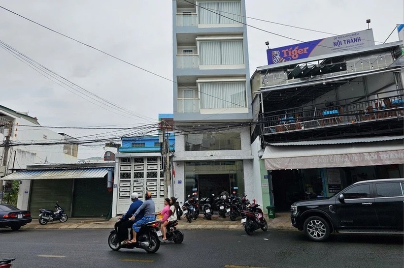 Lực lượng chức năng vẫn đang điều tra vụ án 3 thi thể trong khách sạn ở Nha Trang. Ảnh: PLO.