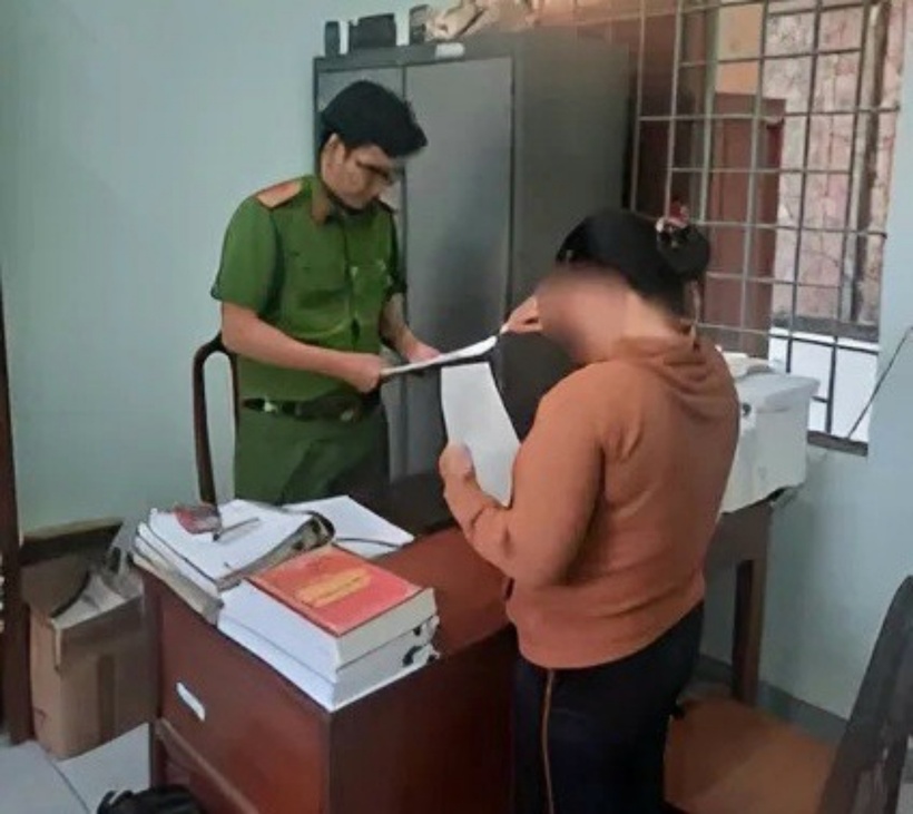 Bà K. tại cơ quan chức năng. Ảnh: PLO.