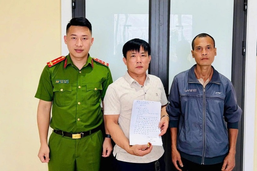 Công an xã Trung Phúc Cường bàn giao chiếc nhẫn vàng mà anh Lợi (ngoài cùng bên phải) nhặt được cho chủ nhân. (Ảnh: Dân trí)