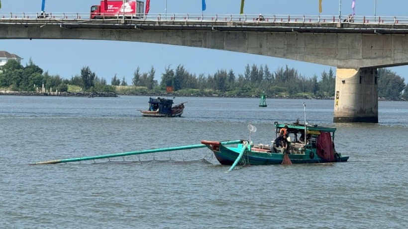 Lực lượng chức năng nỗ lực tìm kiếm nạn nhân. Ảnh: Báo Lao Động.