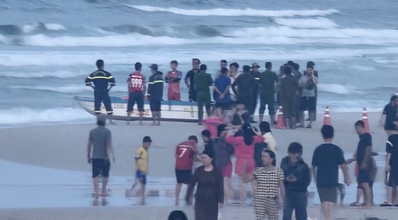 Lực lượng chức năng tìm kiếm nạn nhân. Ảnh: Tiền Phong.