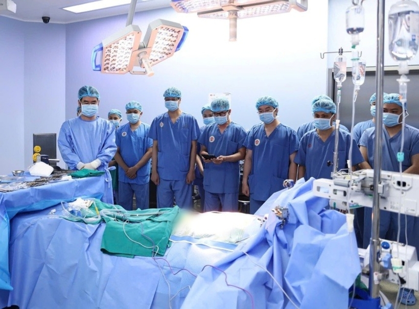 Các y bác sĩ tri ân hành động cao cả của người hiến tạng. Ảnh: Báo Chính Phủ