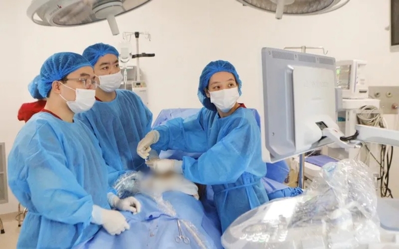 Ekip bác sĩ tiến hành hội chẩn nhanh và quyết định thực hiện kỹ thuật đặt shunt dẫn lưu màng phổi. Ảnh: Thời báo VTV