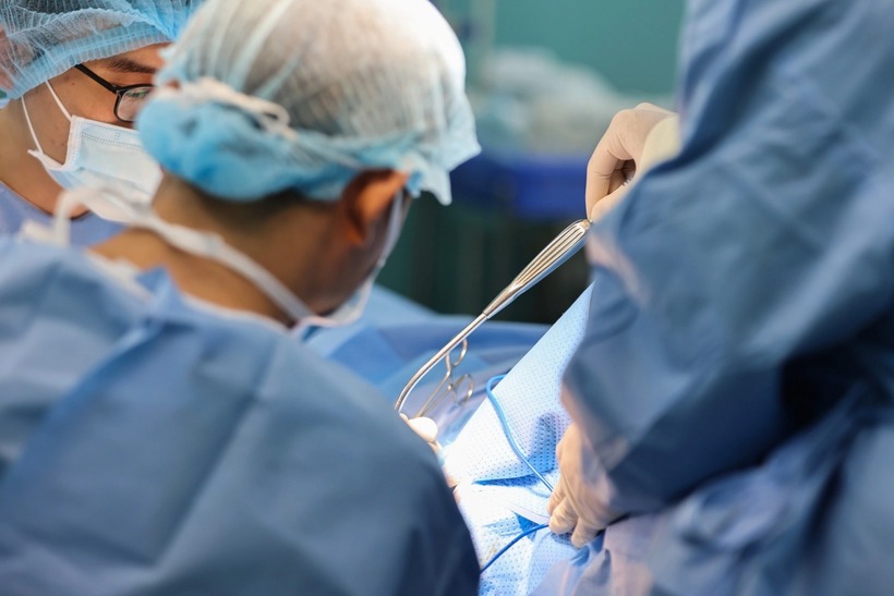 Các bác sĩ tiến hành phẫu thuật cho bệnh nhân tại bệnh viện ở TP.HCM. Ảnh: VnExpress