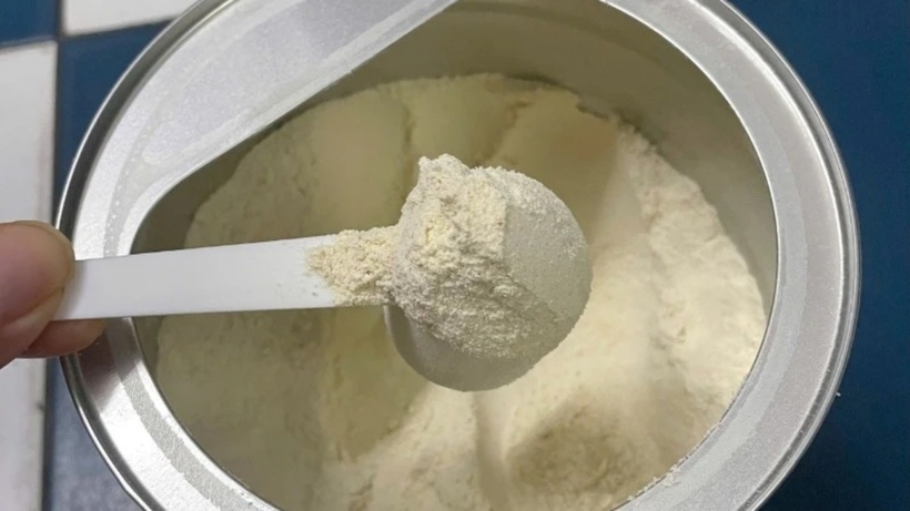 Đầu tháng 4, Bộ Công an phát hiện đường dây sữa giả liên quan đến 573 nhãn hiệu sữa bột dành cho người tiểu đường, suy thận, trẻ sinh non và phụ nữ mang thai... Ảnh minh họa: Nhân Dân