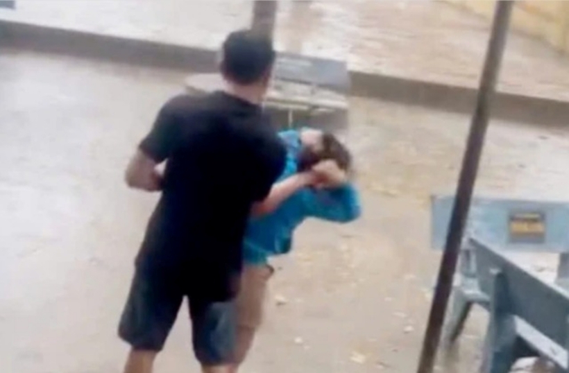 Hình ảnh nam phụ huynh hành hung cô giáo. Ảnh: Người Lao Động