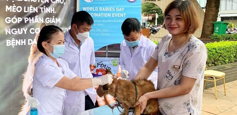 Người dân đưa vật nuôi đi tiêm vaccine phòng chống bệnh dại. (Ảnh: VOV)