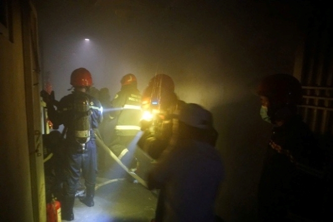 Cảnh sát PCCC và cứu nạn cứu hộ tiếp cận đám cháy tại căn hộ bị cháy. Ảnh: Thanh niên