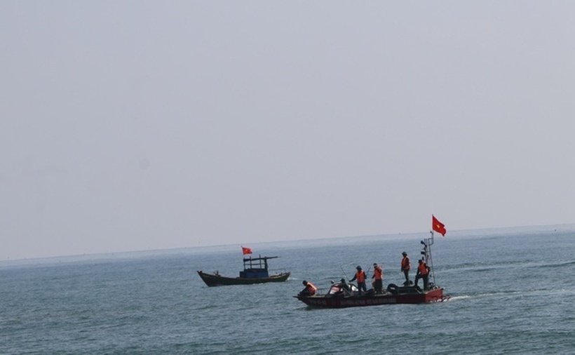 Lực lượng cứu hộ vẫn đang nỗ lực tìm kiếm 3 nạn nhân mất tích khi tắm biển ở Mộ Đức. (Ảnh: VTC News)