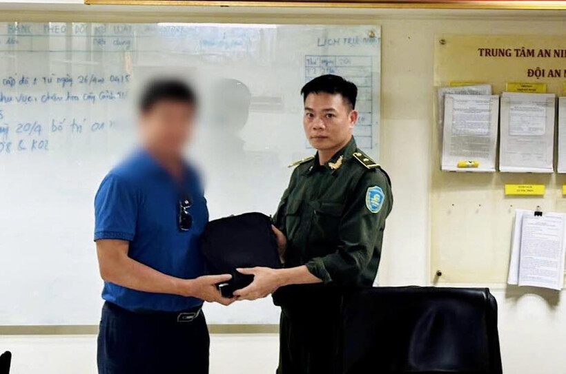 Nam hành khách vui mừng nhận lại nguyên vẹn tài sản. (Ảnh: VNN)