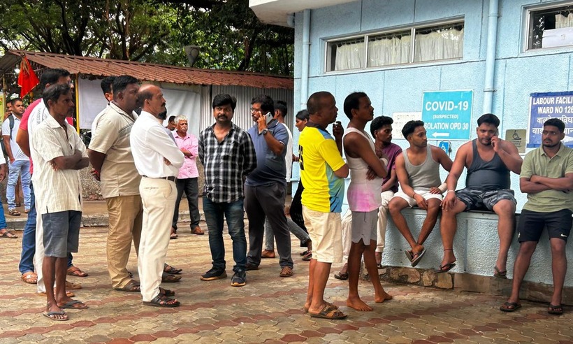 Người dân đứng đợi ở bệnh viện sau vụ giẫm đạp. Ảnh: Times of India