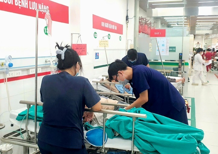 Các bác sĩ Bệnh viện Bạch Mai vẫn cấp tập, hối hả cứu chữa người bệnh dịp nghỉ lễ. Ảnh: Sức khỏe và Đời sống