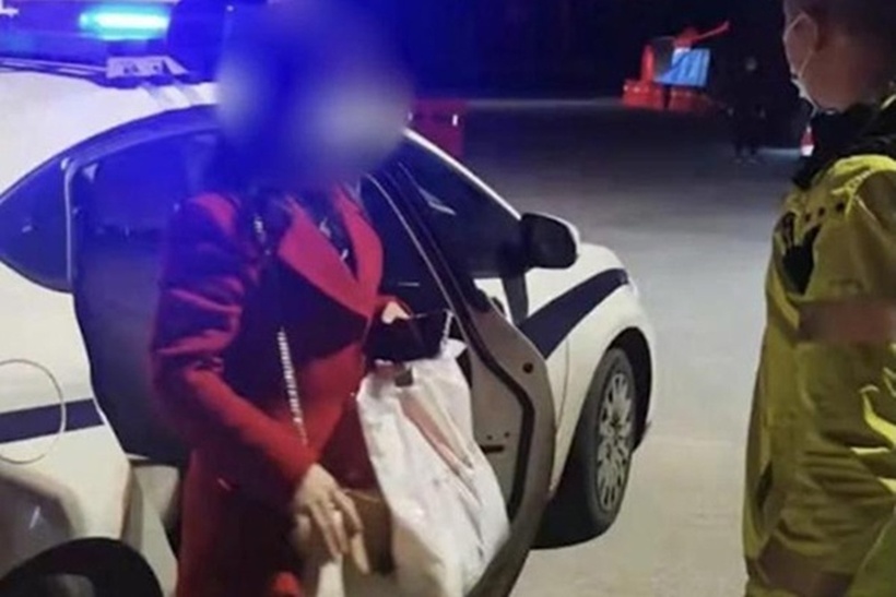 Cảnh sát đưa cô Hoàng đến điểm bắt xe để về nhà. Ảnh: 163.