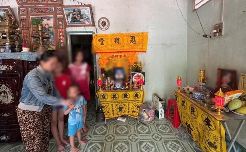 Chị Hiền cùng 3 người con bên bàn thờ chồng và con gái mình. (Ảnh: VTC News)