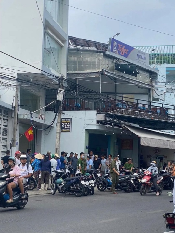 Công an phường Phước Long, TP Nha Trang đang phong tỏa hiện trường điều tra vụ phát hiện 3 thi thể trong căn hộ du lịch ở Nha Trang. Ảnh: Người lao động