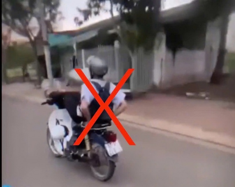 Nam sinh lớp 10 buông hai tay khi lái xe máy. Ảnh: Báo Công an Nhân dân.