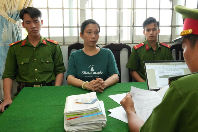 Đối tượng Trần Bích Tuyền tại cơ quan công an (Ảnh: Dân Trí).