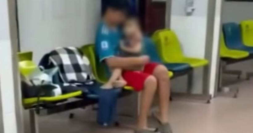 Cháu bé ở ngoài hành lang đợi cấp cứu tại bệnh viện.