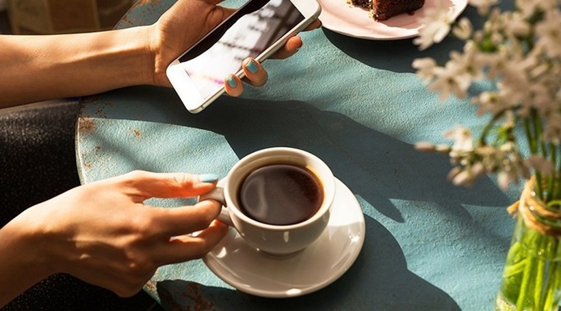 Caffeine trong cà phê là một chất kích thích mạnh mẽ hệ thần kinh trung ương và hệ tim mạch.