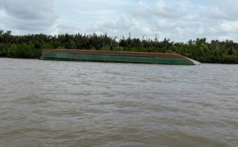 Hiện trường sà lan lật úp khiến một thuyền viên bị mất tích. (Ảnh: Trung tâm quản lý đường thủy)