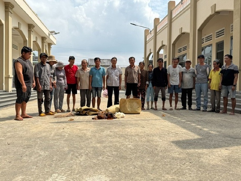 Các đối tượng đánh bạc và tang vật. Ảnh: Người lao động