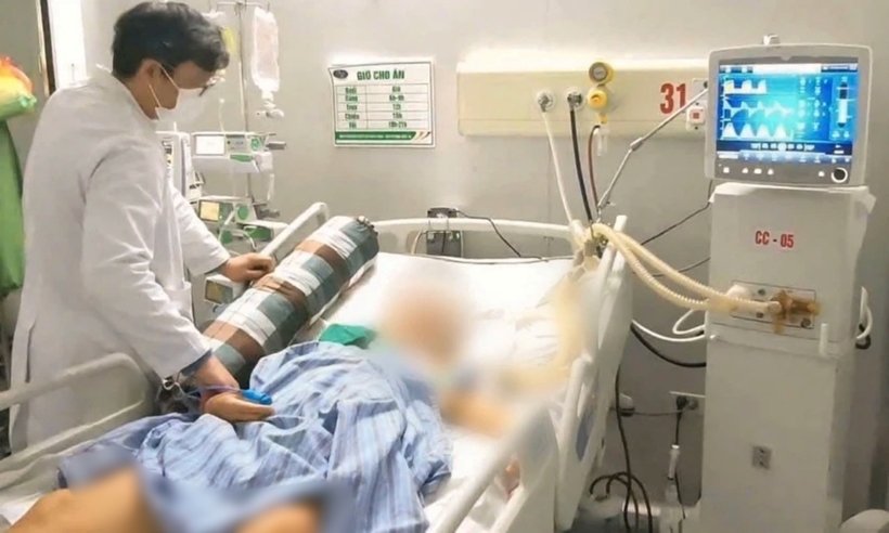 Người phụ nữ nhập viện trong tình trạng vàng da đậm, phù toàn thân, suy kiệt và khó thở. Ảnh: Pháp Luật TP.HCM