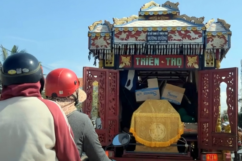 Người thân, hàng xóm đưa tiễn mẹ con chị B. về nơi an nghỉ cuối cùng. Ảnh: Dân Trí