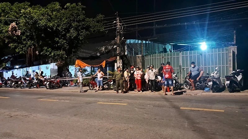 Người dân có mặt tại hiện trường. (Ảnh: Dân Việt)