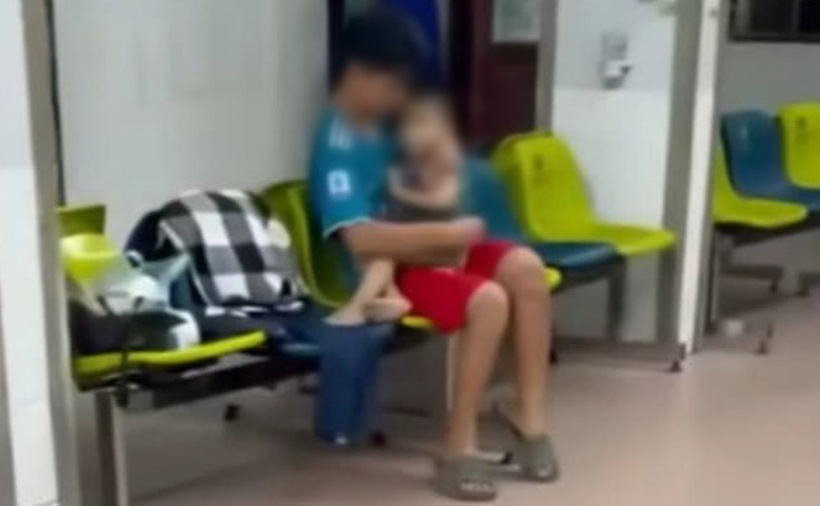 Cháu bé ở ngoài hành lang đợi cấp cứu tại bệnh viện. (Ảnh: VietnamNet)