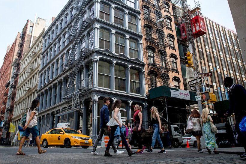 SoHo là một trong những khu phố giàu có nhất New York, Mỹ, nơi đặt đại bản doanh của hàng trăm cửa hàng xa xỉ