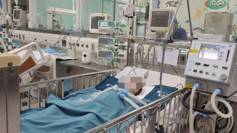 Cháu bé đang được điều trị tại Bệnh viện Nhi Trung ương. Ảnh: Nhân Dân