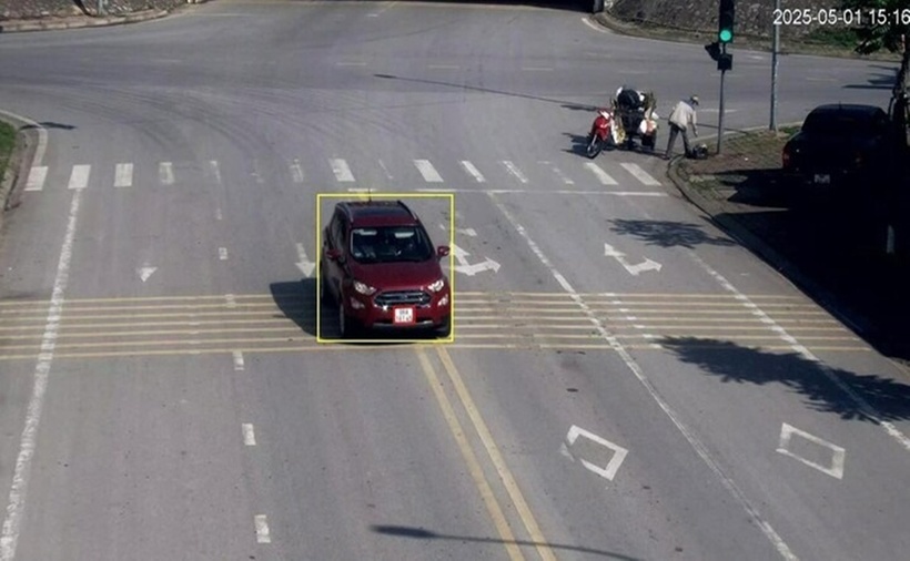 Xe ô tô lấn làn, vi phạm vạch kẻ đường. (Ảnh: VTC News)