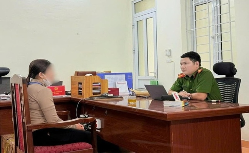 Đại úy Phan Cường, Điều tra viên phòng Cảnh sát Hình sự Công an Hà Tĩnh làm việc với chị T. (Ảnh: Công an Hà Tĩnh)