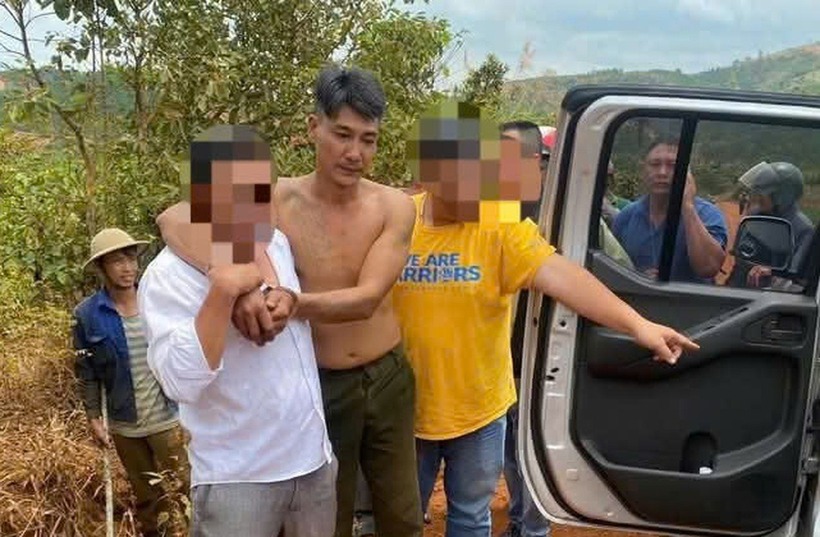 Đối tượng Hồ Phú Xuân (không mặc áo) bị lực lượng chức năng bắt giữ. (Ảnh: Công an cung cấp)